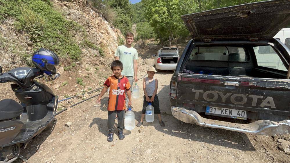 Kuraklıkla boğuşan mahallede kuyudan su fışkırdı! Bayram ediyorlar 4